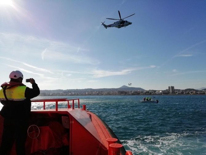 La Policía Local y Salvamento Marítimo entrenan en la bahía de Xàbia