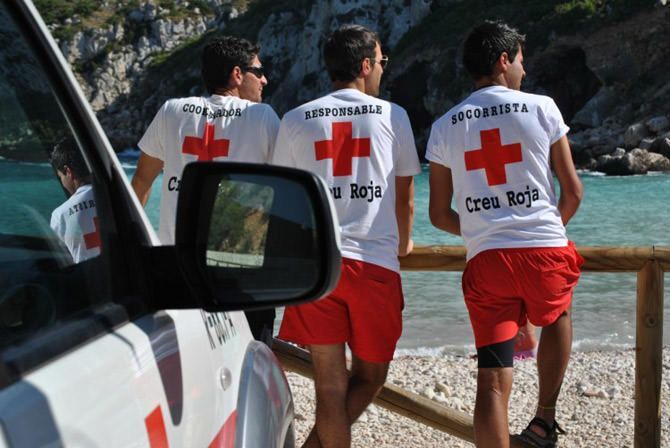 La Generalitat regulará las condiciones para ejercer de socorrista en piscinas colectivas y parques acuáticos