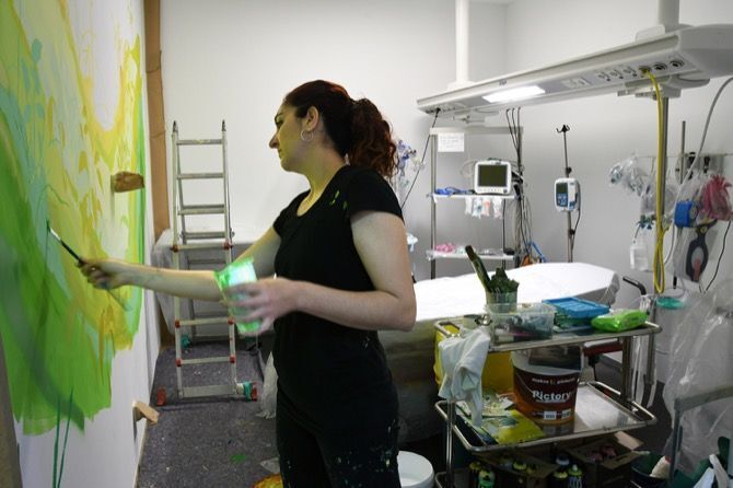 La artista María Ortega humaniza algunas estancias del Hospital de Dénia