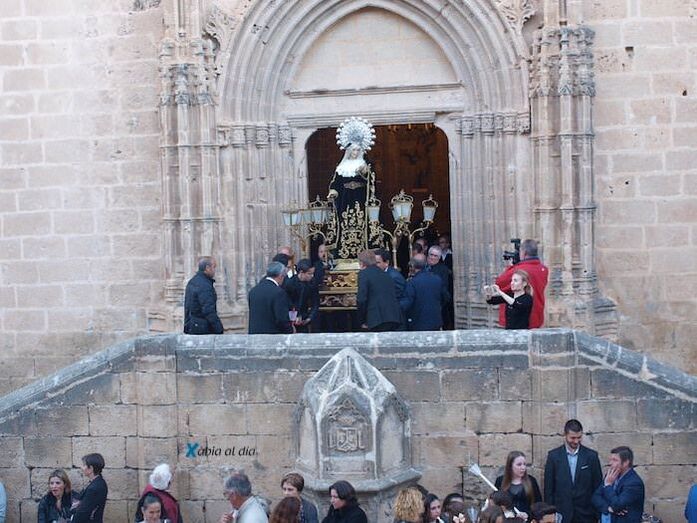 Los vecinos acompañan a Jesús Nazareno a la ermita del Calvario