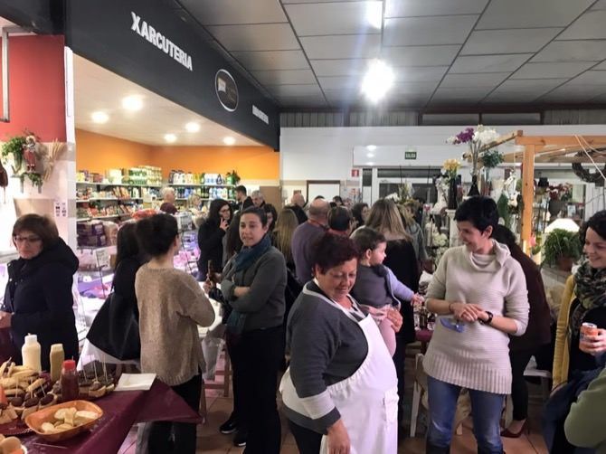 El Mercat de Benitatxell se llena con la música y las tapas