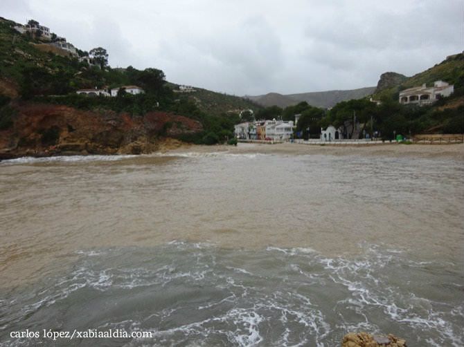 Las aguas que bajan por el barranco tiñen de marrón la Cala Granadella
