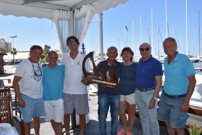 El trofeo Cabo San Antonio de Cruceros vuelve a las vitrinas del Club Náutico de Jávea