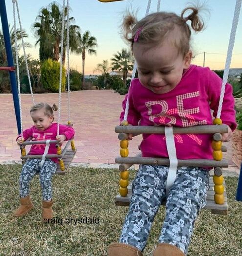 Las gemelas Isabella y Valentina aprenden valenciano en la guardería