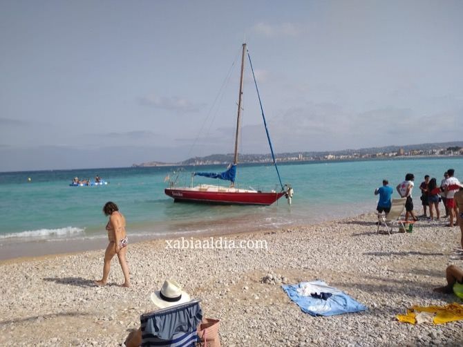 El velero fanika amarrado en la bocana del puerto, acaba encallado en la Grava