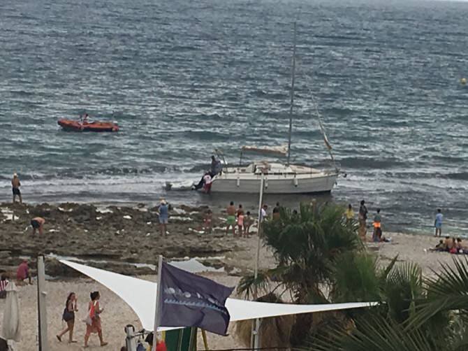 Un velero encalla en las rocas frente a La Siesta