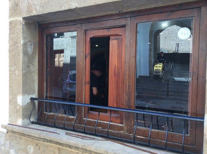 Los vecinos frustran un robo en un conocido negocio de la plaza de Baix
