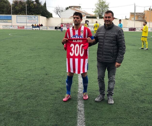 Aldo, defensa del CD Jávea, cumple 300 partidos en Preferente