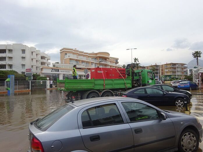 Las bombas de Tragsa comienzan a extraer agua de la avenida de la Libertad