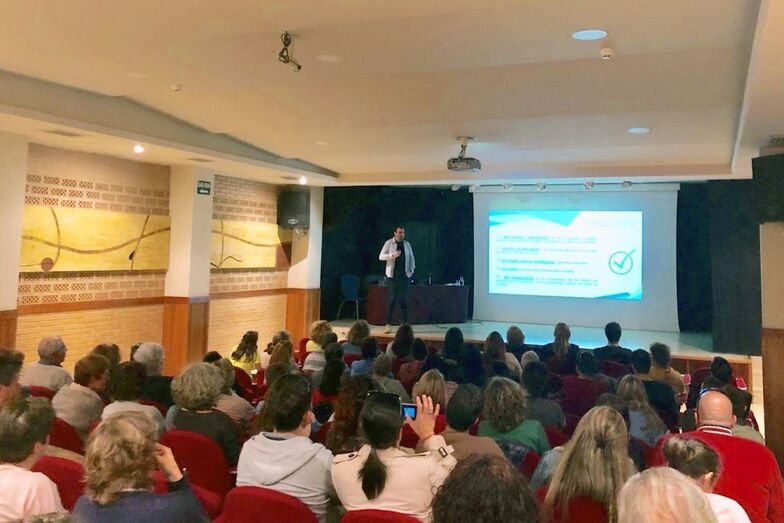 Acomaad se muestra satisfecha por la participación en su charla para mejorar la comunicación entre padres e hijos