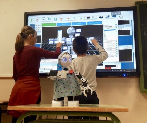 Los estudiantes de Benitatxell programan un robot humanoide para la realización de un cortometraje socioeducativo