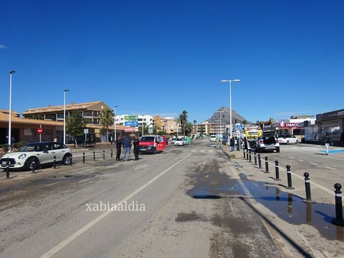 La avenida de la Libertad vuelve poco a poco a su estado anterior a la tromba de agua