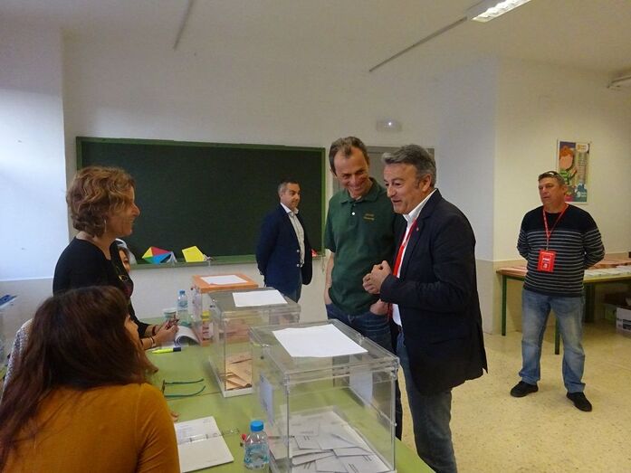 Pedro Duque vota en Xàbia