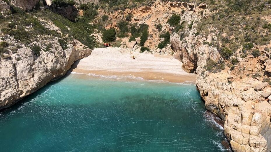 Evacuada una mujer tras lesionarse el tobillo en la Cala dels Testos de Benitatxell