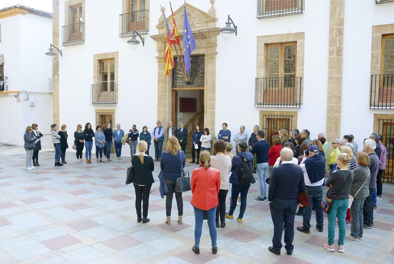 Xàbia realiza un minuto de silencio en memoria de la última víctima de violencia machista
