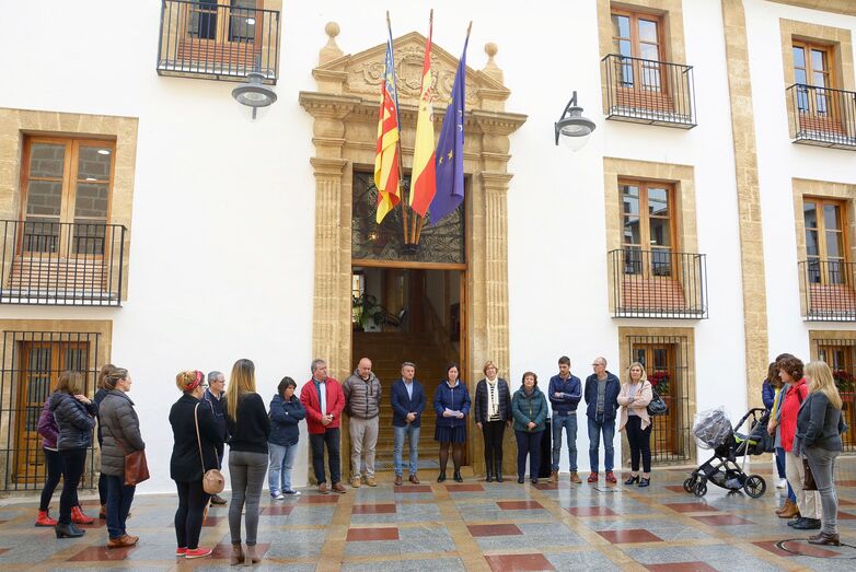 Xàbia se suma al minuto de silencio en memoria de la última víctima de violencia machista en Vinaròs