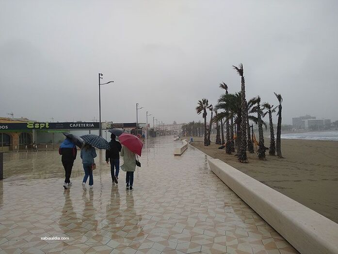 Lluvia fina y temporal de mar para recibir a los turistas