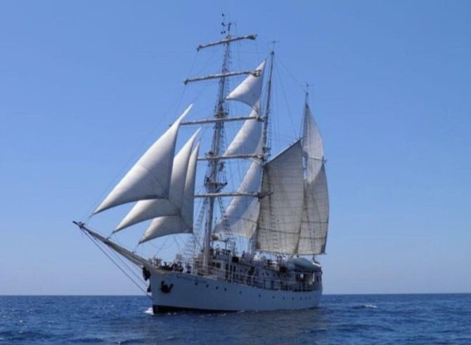 El buque escuela Cervantes Saavedra atraca en el Salón Náutico de Dénia