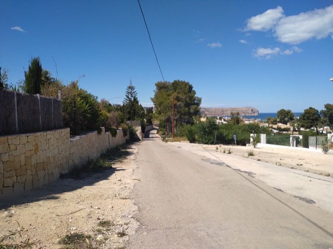 Vecinos del camí Vell de la Granadella recogen firmas para pedir al Ayuntamiento que lo adecente