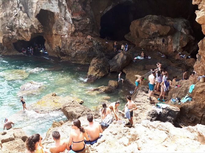 La regulación oficial y legal de los accesos a la Cova Tallada no llegará para el verano