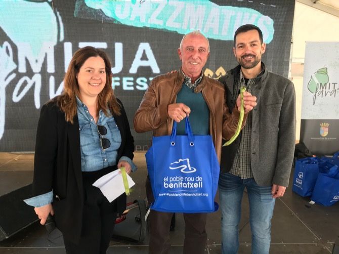 Tere Devesa logra el premio a la fava más grande de Benitatxell, con 51 centímetros