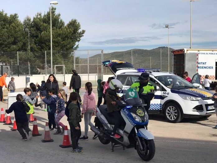 Los niños  Escoleta de Pascua de Benitatxell descubren la labor de las fuerzas de seguridad