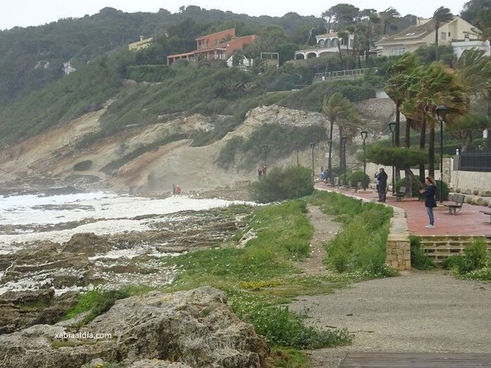 La imagen del día: turistas fotografiando la espuma de Cala Blanca