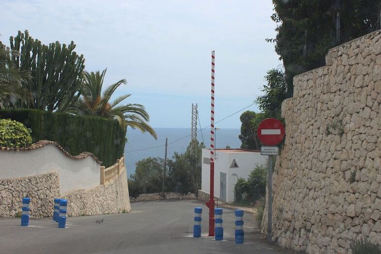 Llega la barrera para limitar el acceso a Cala Ambolo