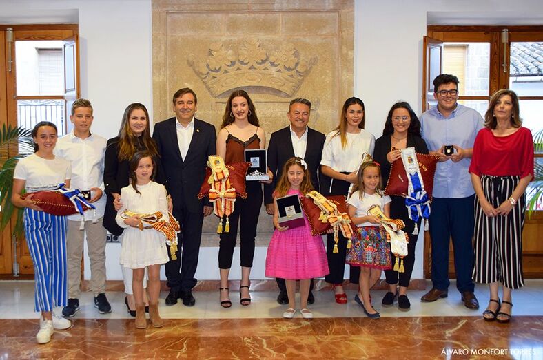 Los representantes de Fogueres reciben los distintivos que les acreditan en el cargo que ostentan