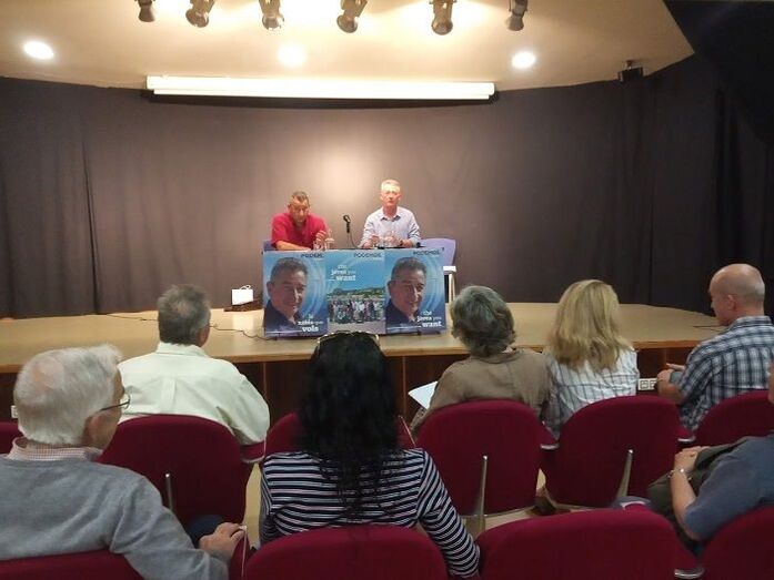 Podemos trata de captar el voto residente con un mitin integro en inglés de su candidato