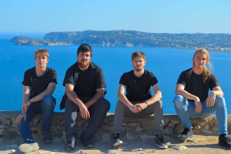 El grupo de Xàbia, Happy Freuds, firma un contrato con la reconocida distribuidora Warner Music