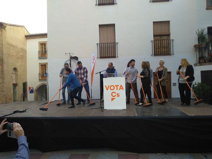 Ciudadanos tira de ironía para denunciar la suciedad del pueblo