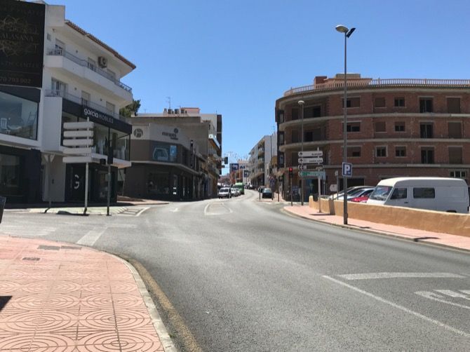 Benitatxell da el primer paso para solucionar los problemas de tráfico del acceso a la Cumbre del Sol en las horas de salida del colegio