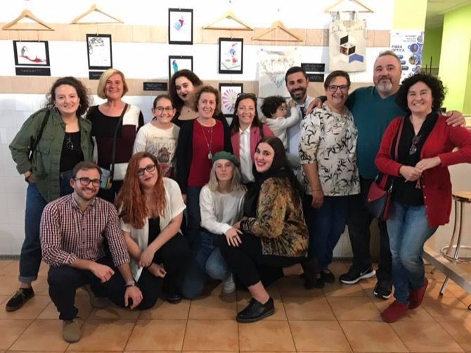 La ilustradora, Ana Arbona, expone sus ilustraciones en el Mercat de Benitatxell