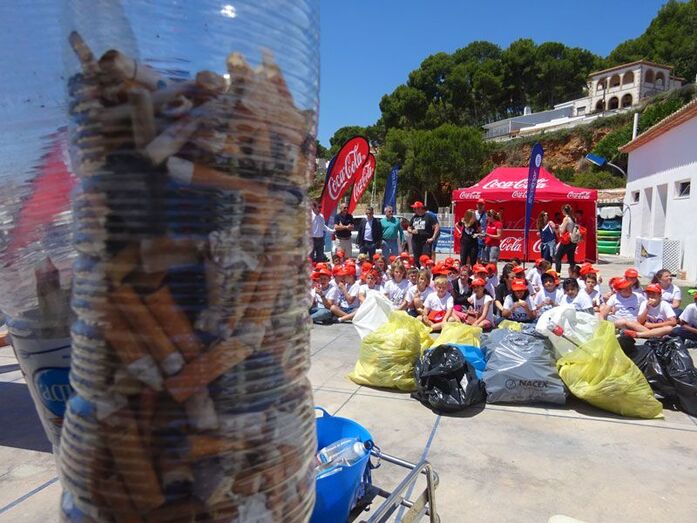 Cientos de colillas, entre los residuos recogidos por los escolares de Xàbia en una jornada de limpieza organizada por el Náutico