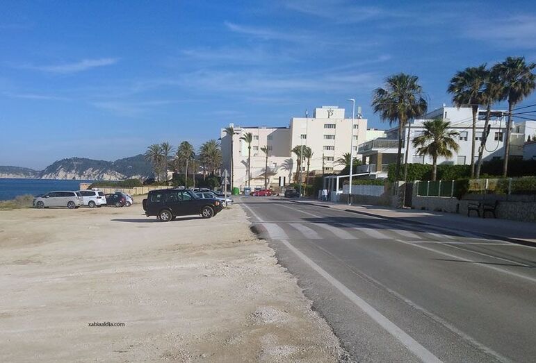 Servicios rebaja el escalón entre el asfalto y el parking en el Primer Montañar