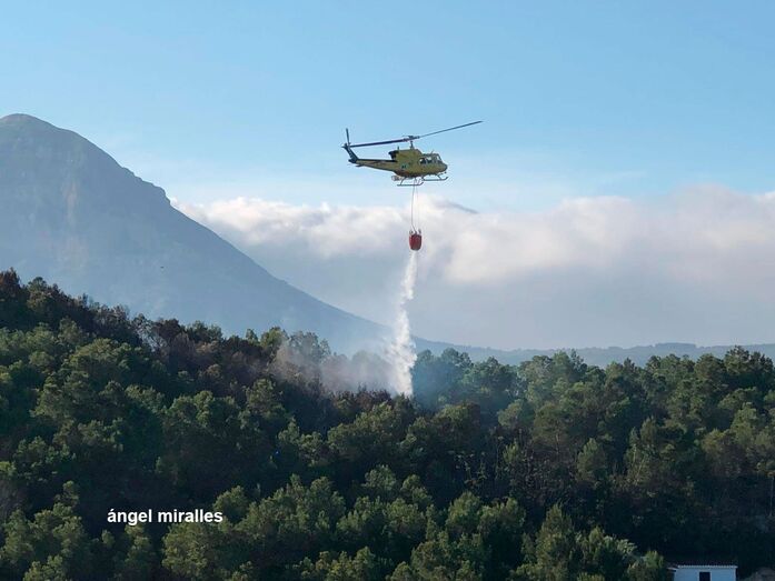 La movilización de los medios aéreos permite controlar el incendio del Rebaldi, que deja una hectárea quemada