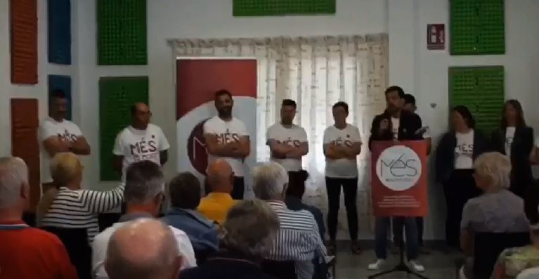 Vídeo: La respuesta de los asistentes a un mitin de Més Benitatxell ante el intento de boicot de la madre de un rival