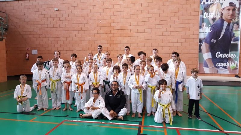 El Club Washinkai se luce en el Campeonato comarcal de karate con 14 medallas de oro
