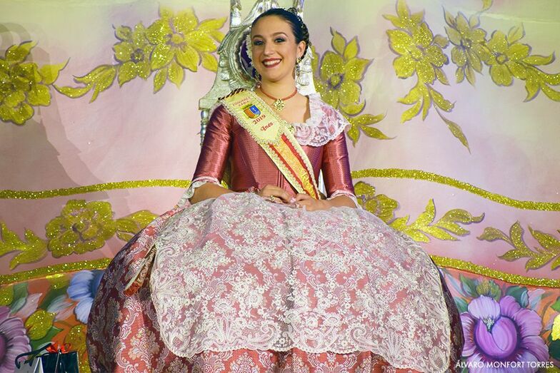 La Quintà 2019 viste la noche de su Proclamación como protagonista de las fiestas de Fogueres