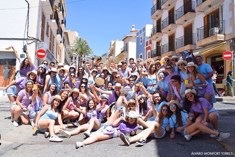 Las Quintadas llenan de colorido, ambiente y música las calles de Xàbia