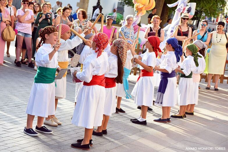Los escolares de Xàbia últiman los preparativos para la celebración de les Danses del Corpus Los escolares de Xàbia últiman los preparativos para la celebración de les Danses del Corpus