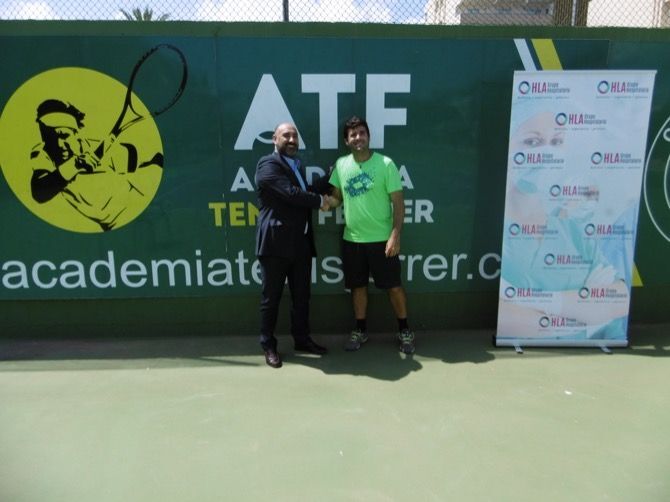 Hla San Carlos y la Academia Tenis Ferrer renuevan el convenio de colaboración