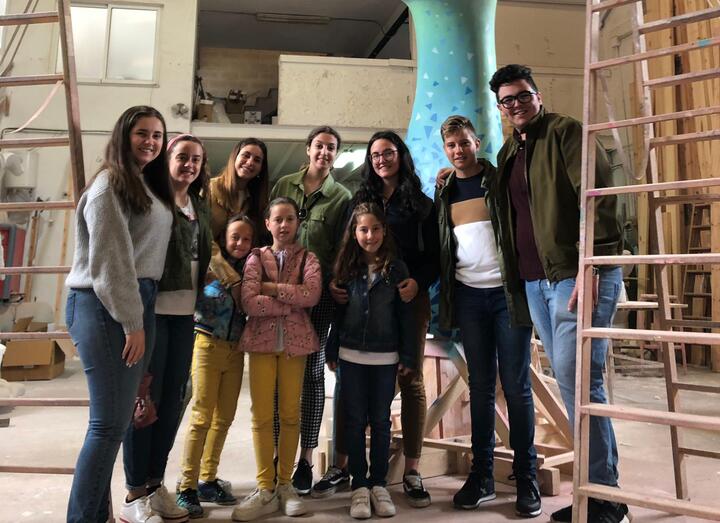 Los cargos de Fogueres 2019 visitan el taller de Sanchis para conocer el monumento