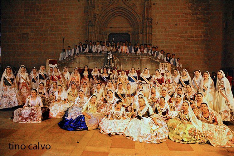 Fervor y devoción en la ofrenda de flores a Sant Joan