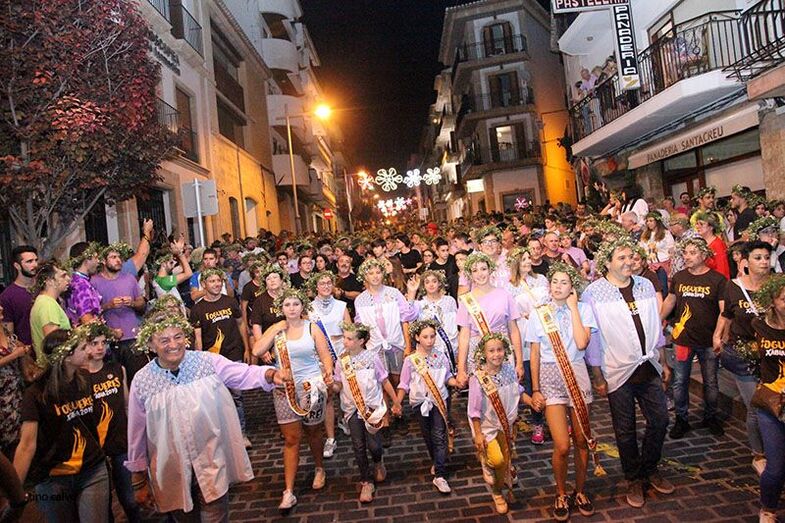 La magia dels Focs de Sant Joan llena las calles de Xàbia