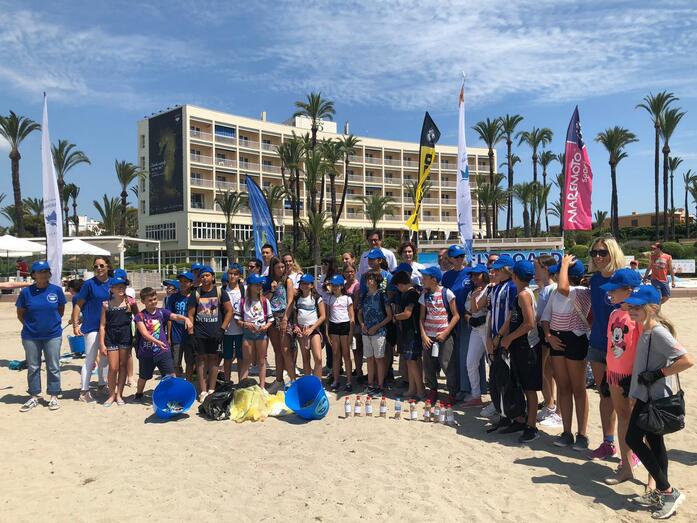 Los escolares del Colegio Arenal recogen más de 4.000 colillas de la playa de la mano de la Fundació Oceanogràfic