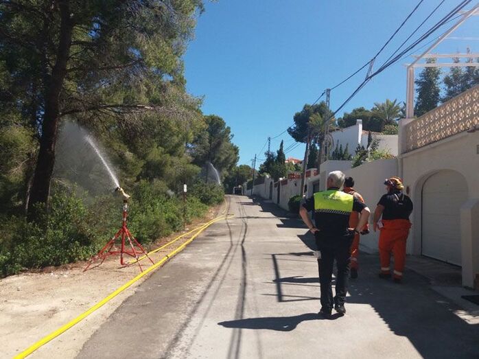 Xàbia pone a prueba los cañones para luchar contra los incendios en la primera línea de las urbanizaciones