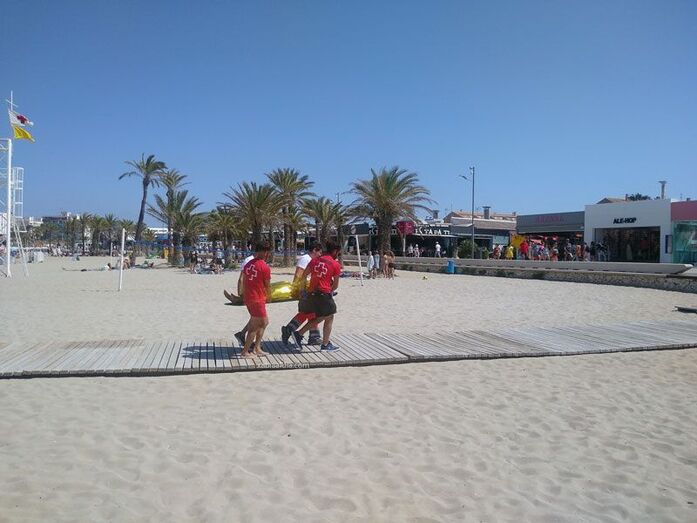 Cruz Roja rescata a un joven al que se le habían quedado bloqueadas las piernas tras un calambre en la playa del Arenal
