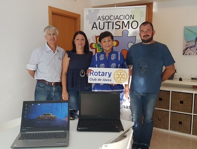 Rotary Club Jávea dona dos ordenadores a la asociación Autismo Jávea